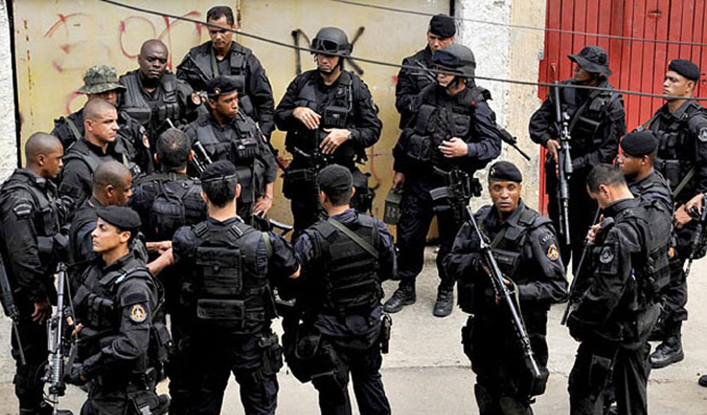 No Rio, 200 policiais cercam tráfico no morro Chapadão