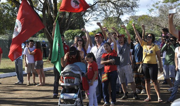 Grupo protesta diante da embaixada paraguaia em Brasília