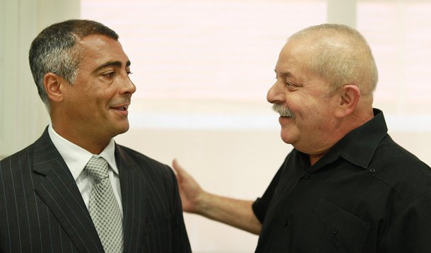 Romário visita Lula no Sírio-Libanês