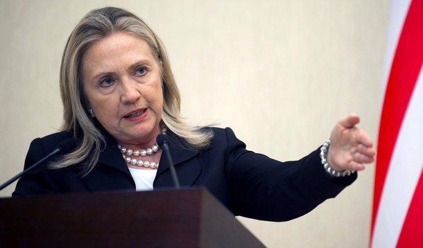 Clinton: Rússia enviou helicópteros de ataque à Síria