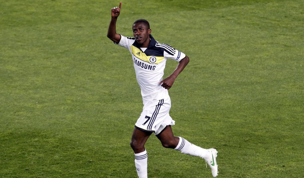 Com gol de Ramires, Chelsea é campeão na Inglaterra