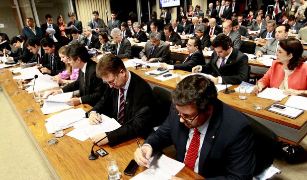 CPI pede quebra de sigilos bancário, fiscal e telefônico de Cachoeira