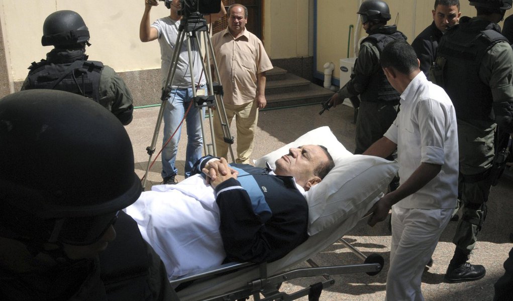 Mubarak é declarado morto, mas continua vivo