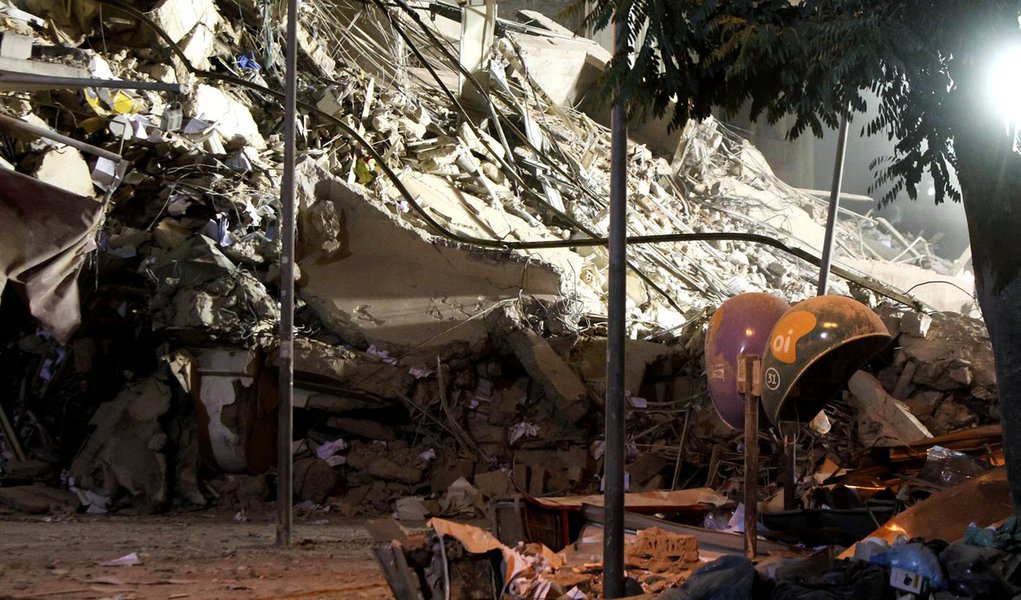 Encontrados 5 corpos em escombros no Rio