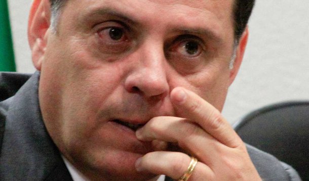 Cada vez mais enrolado, Perillo se defende