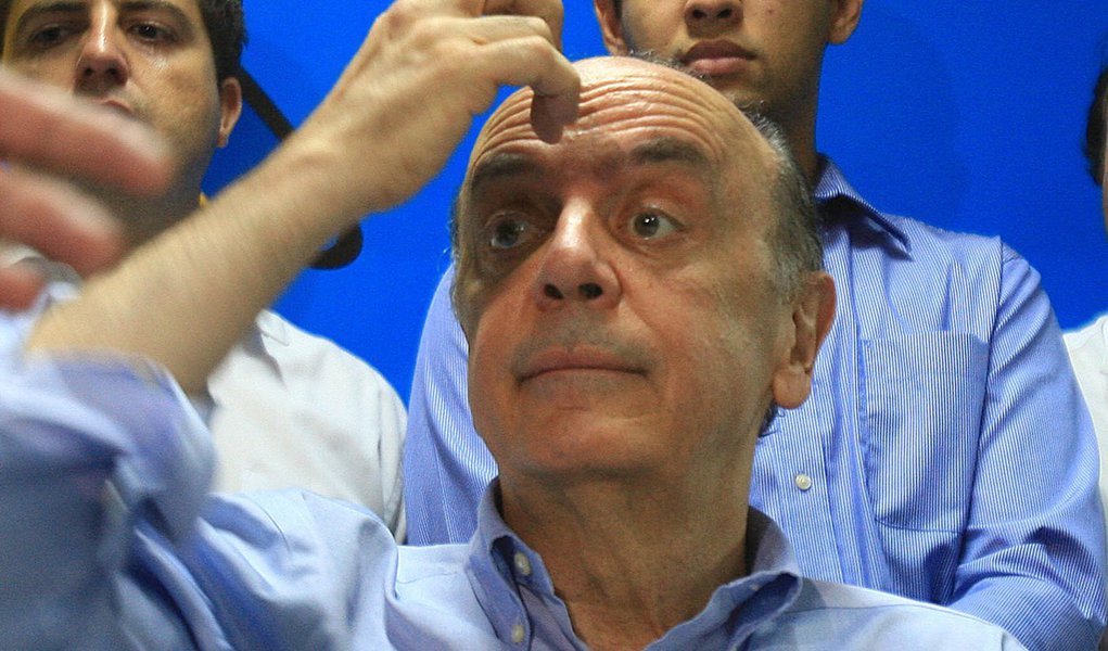 Serra tenta comprar estoque de "A Privataria Tucana"