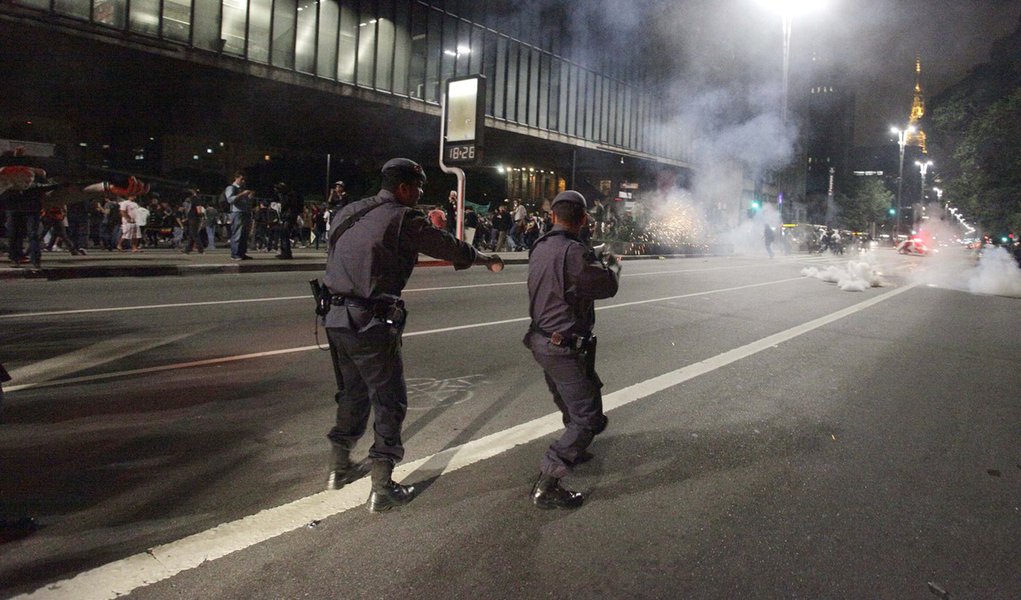 Manifestantes e PM entram em confronto em São Paulo