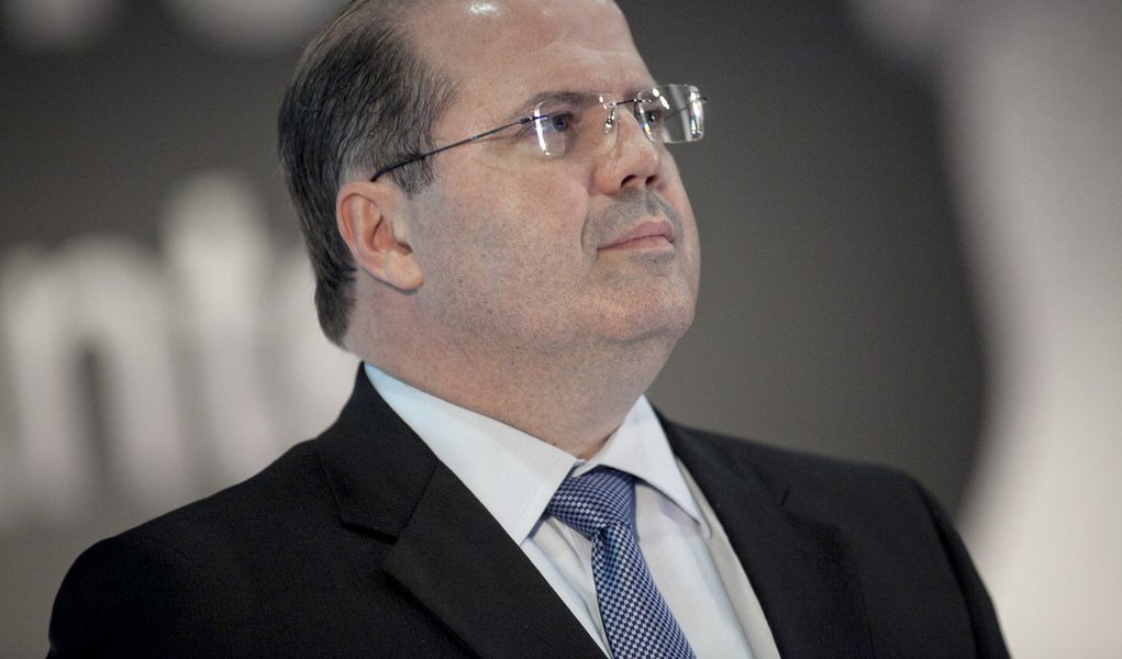 Juros vão cair para 9%, avisa Tombini