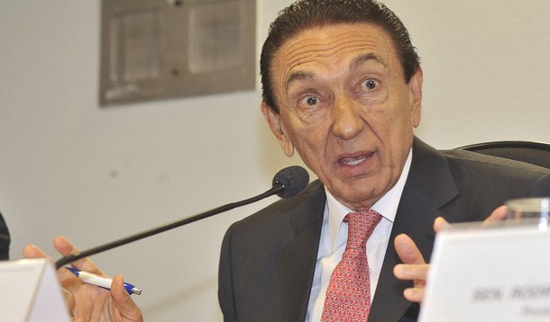 Lobão garante que não haverá reajuste da gasolina em 2012