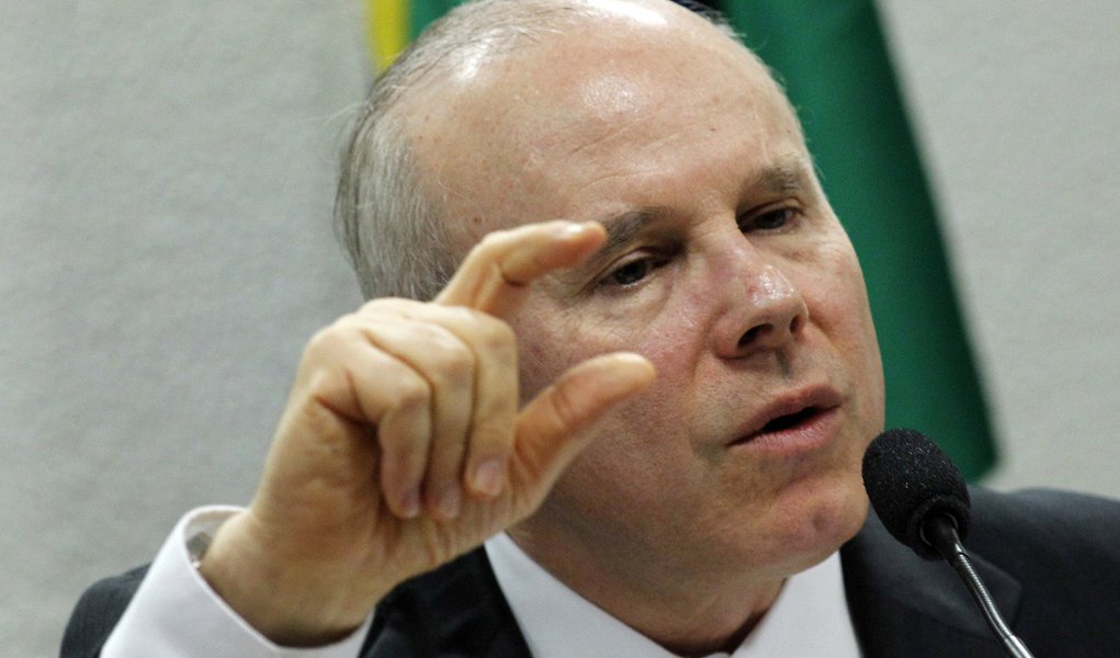 Mantega dá um mês para bancos privados baixarem juros