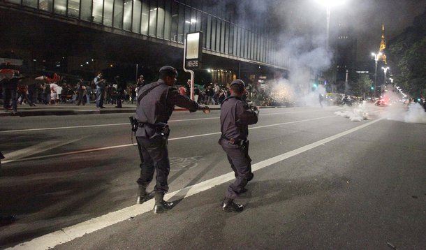 Manifestantes e PM entram em confronto em São Paulo