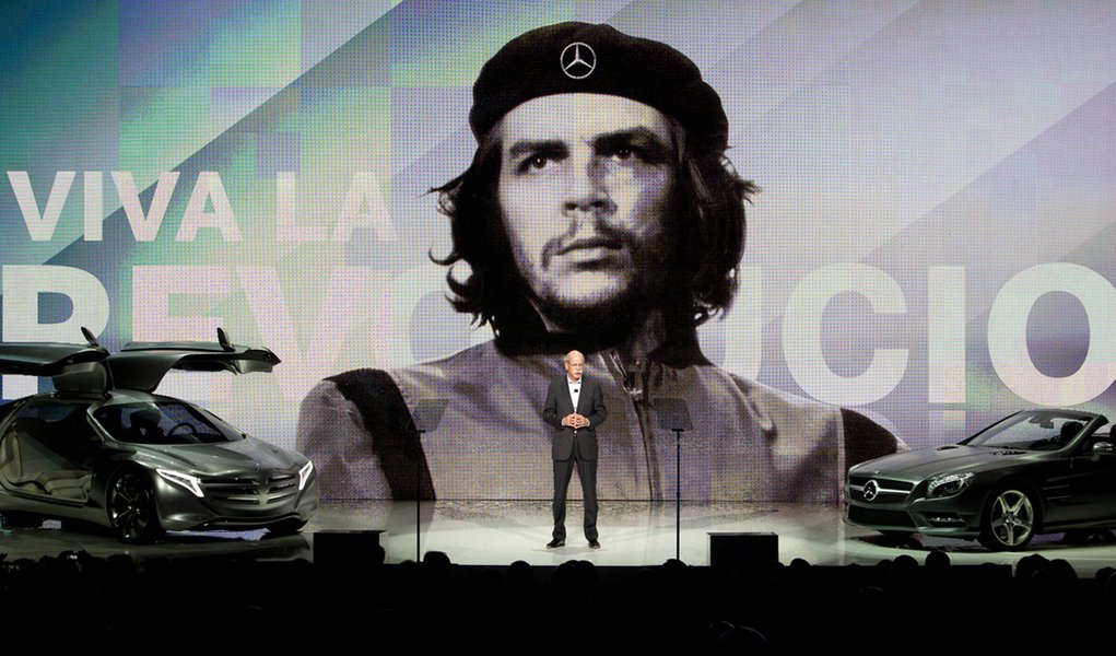 Mercedes usurpa imagem de Che e engata recuo