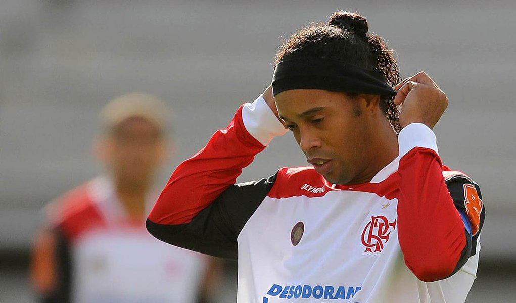 Ronaldinho Gaúcho rompe com o Flamengo e cobra R$ 40 milhões