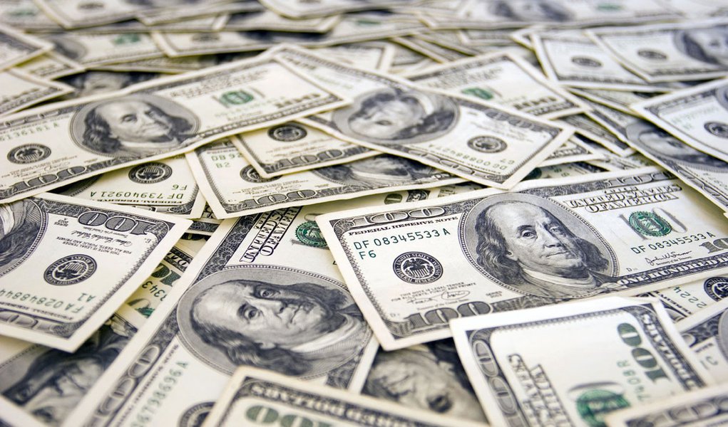 BC faz duas intervenções para segurar dólar