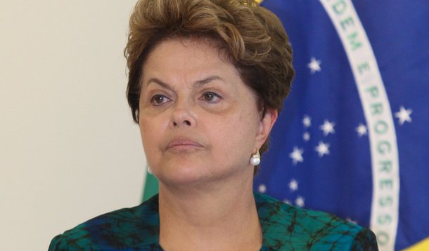Em discurso na TV, Dilma cobra juros mais baixos