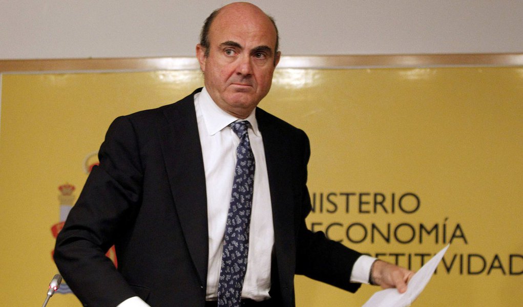 Ministro espanhol ajoelhou e rezou