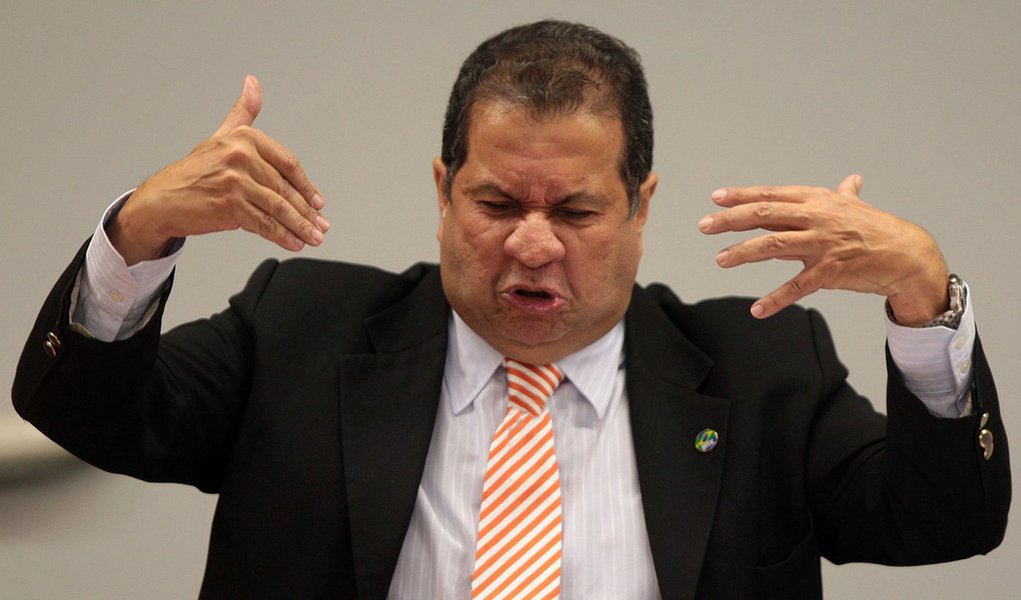 Lupi, o pesadão, não sai mesmo do ringue!