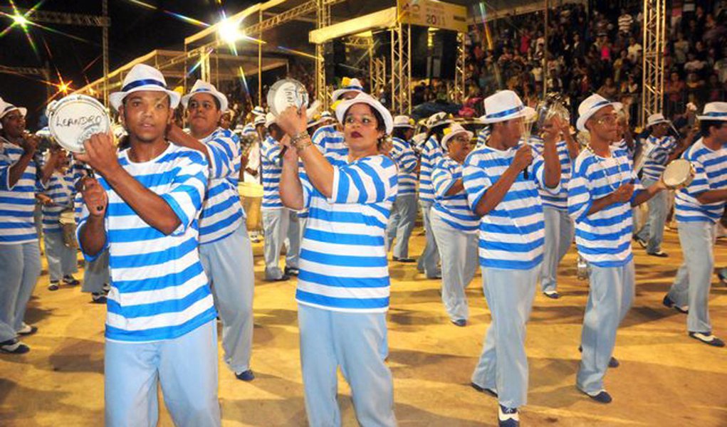Carnaval da recessão deve movimentar R$ 5,8 bi, 5,7% menos que em 2015