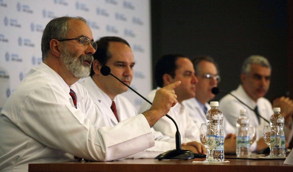 Lula sai do hospital após 1ª quimio; tumor é localizado