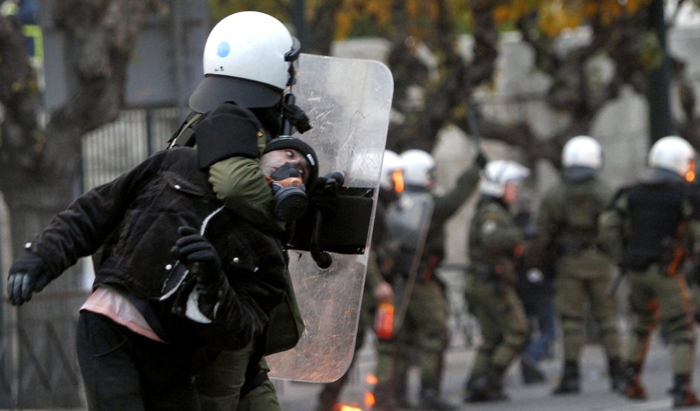 Grécia: polícia e manifestantes entram em choque