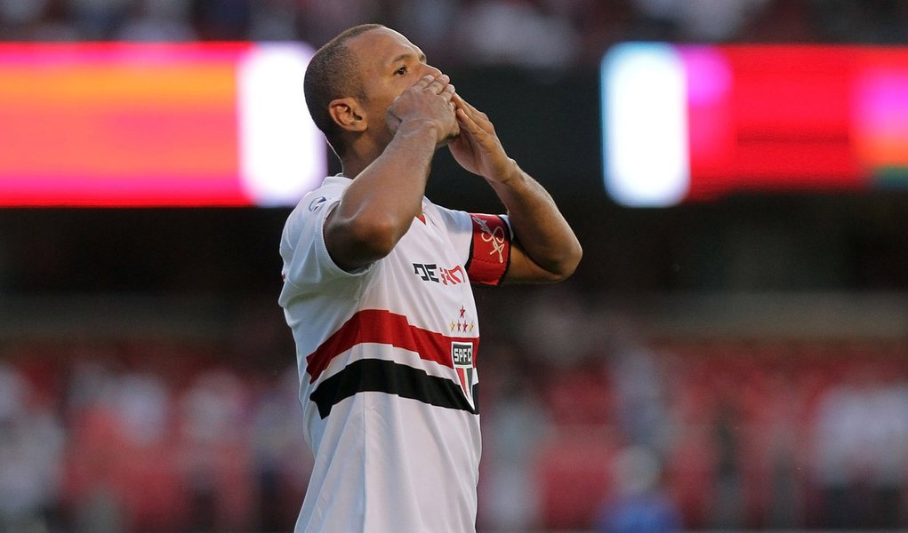 Com mais um de Luis Fabiano, São Paulo bate Bahia