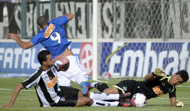 Cruzeiro arranca empate no clássico mineiro