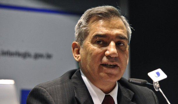 Carvalho evita polêmica e diz que Lupi segue ministro