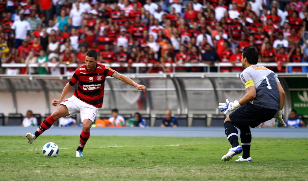 Flamengo goleia Cruzeiro por 5 a 1 e encosta nos líderes