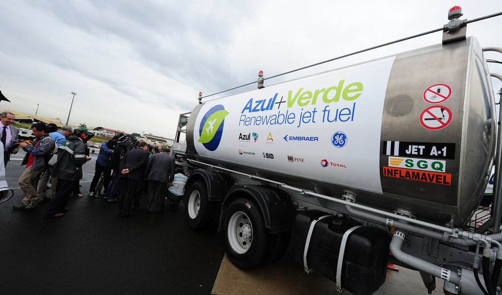 Azul faz voo experimental com biocombustível