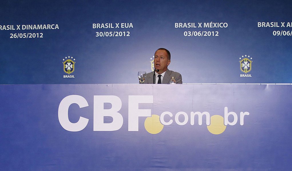 Mano Menezes convoca seleção para amistosos