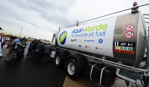 Azul faz voo experimental com biocombustível