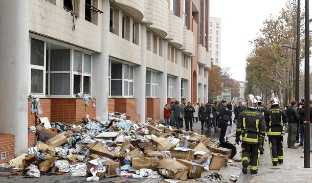 Jornal satírico francês é destruído em atentado