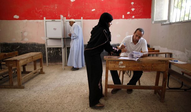 No Egito, eleição para presidente corre sob tensão de golpe contra muçulmanos