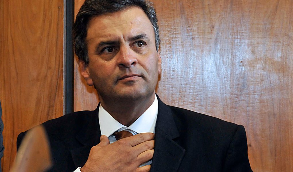 Para Aécio, episódio que envolve Lula serve de "ensinamento"