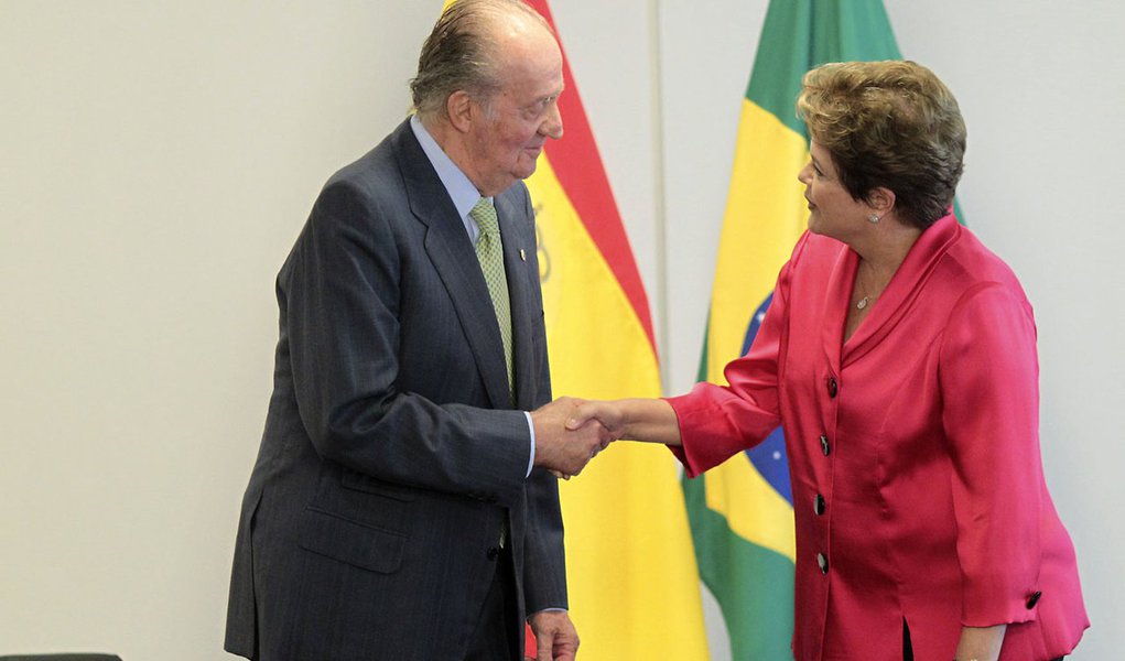 Juan Carlos, humilde, vem a Dilma com pires na mão