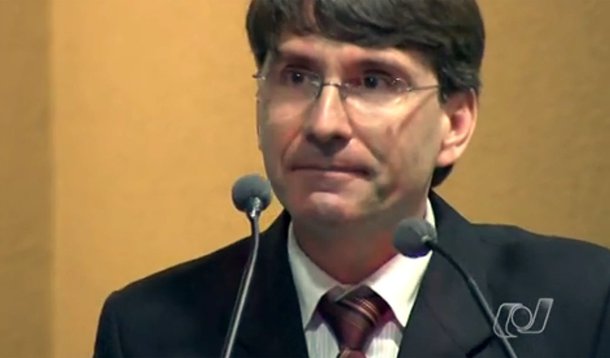 Promotor chora por Perillo, mas deixa governo