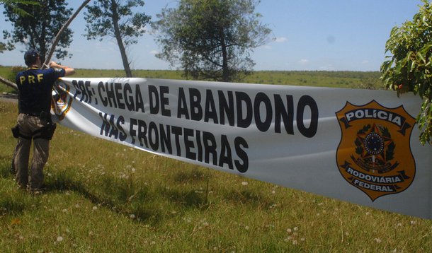 Policiais fazem operação padrão na fronteira