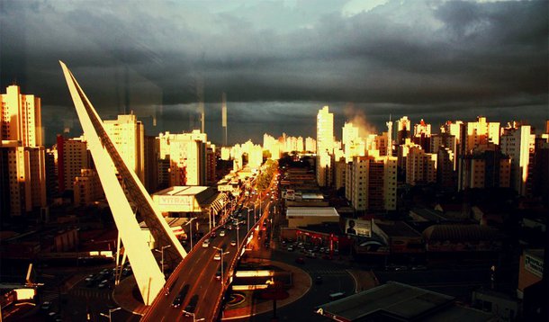 Governo frágil, oposição calada. Todos à espera