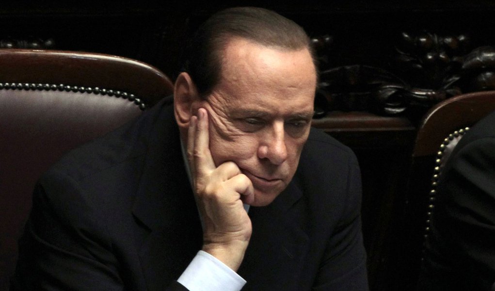 Pressionado, Silvio Berlusconi busca reação italiana