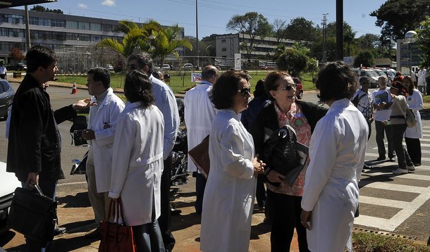 Greve de médicos não suspende atendimento à população