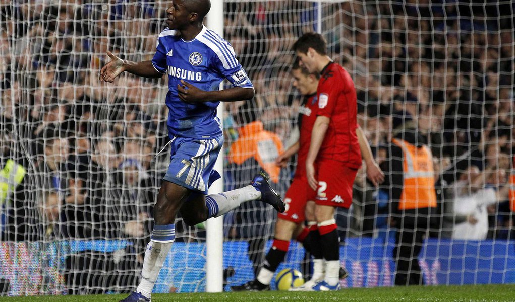 Ramires marca dois gols no fim, Chelsea vence e avança