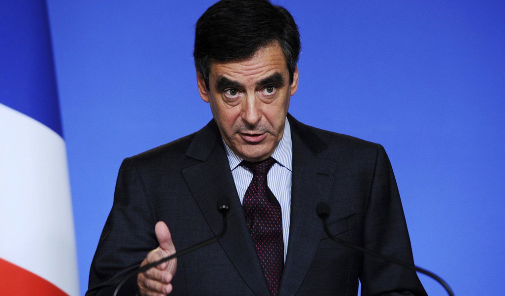 "A palavra falência não é mais um termo abstrato", diz François Fillon