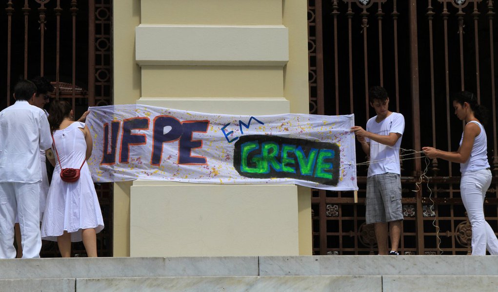 Professores de 48 universidades federais cruzaram os braços