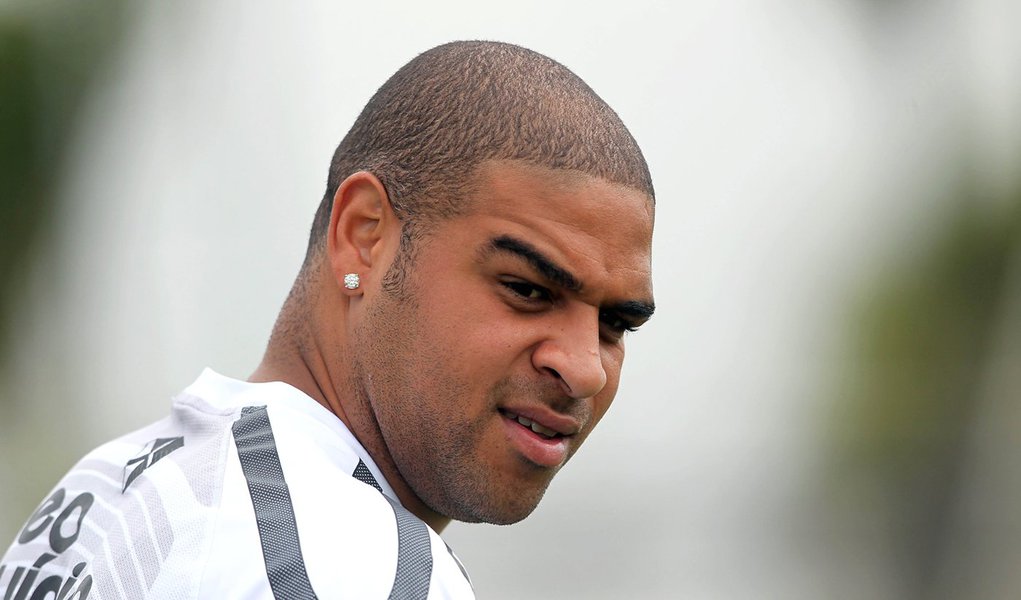 Adriano dá tiro em mão de garota dentro de seu carro