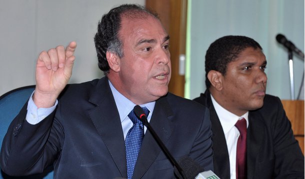 “Não existe política partidária, miúda...”