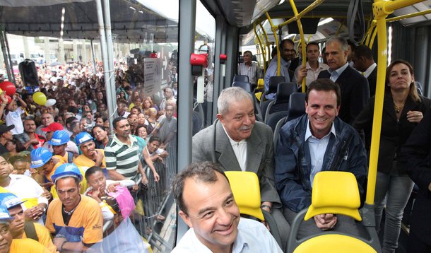 Com Lula, Paes e Cabral abrem primeiro BRT do Rio de Janeiro