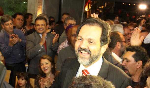 Agnelo celebra aniversário em ritmo de campanha