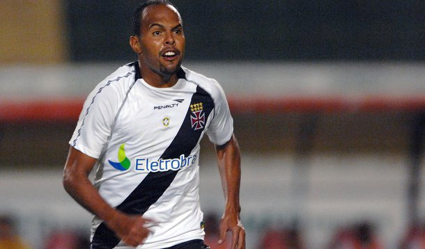 No sufoco, Vasco vence Portuguesa e lidera
