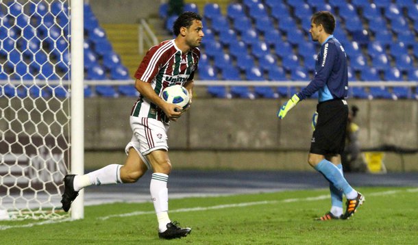 Fluminense faz 5 a 4 no Grêmio e ainda sonha com título