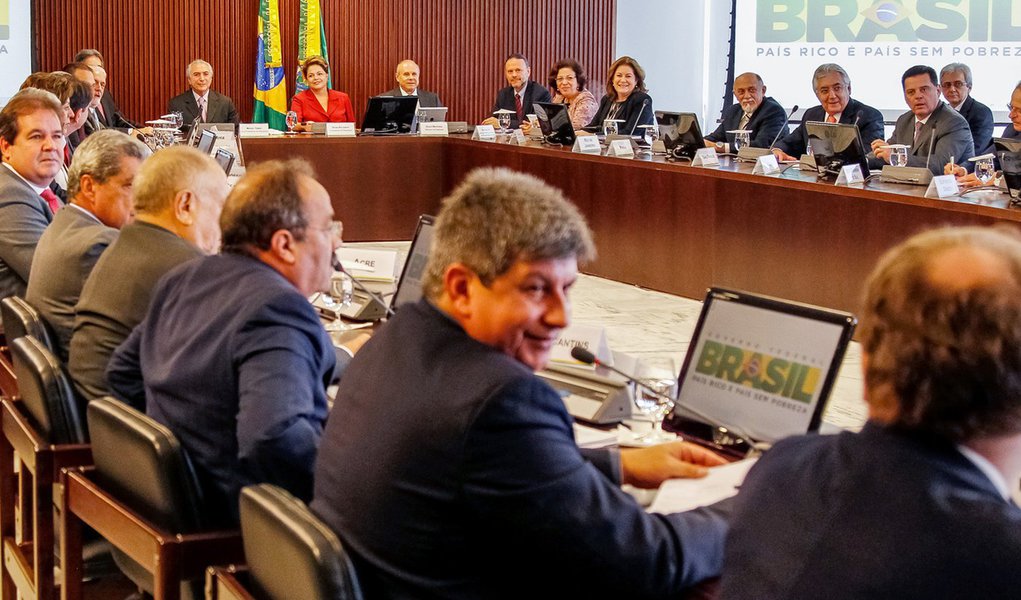 Marconi busca mostrar intimidade com Dilma